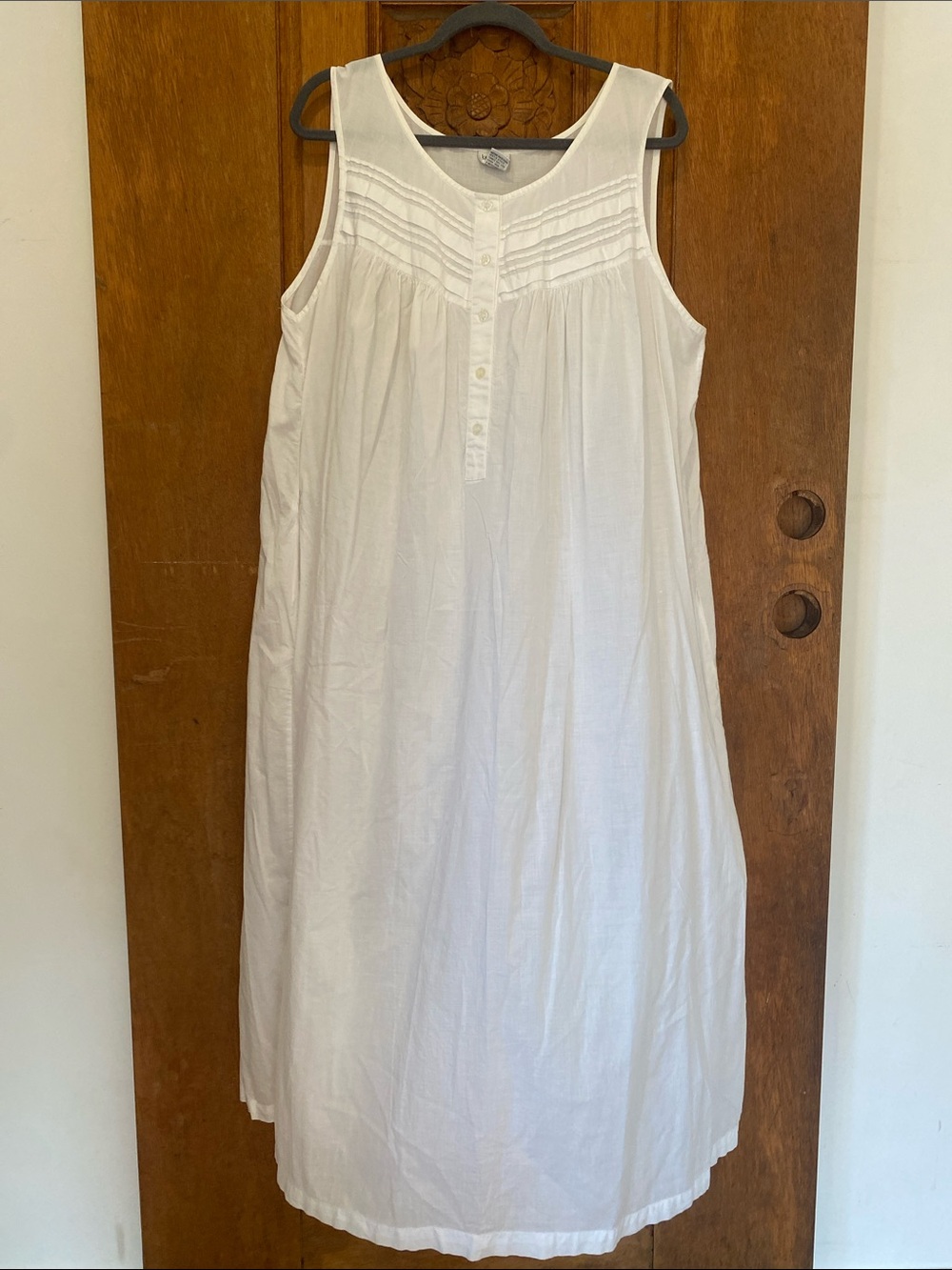 Laura Adam’s Women's White Sleeveless Cotton Nightgown 2x pockets